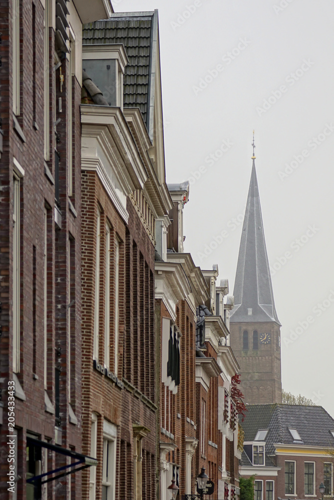Obraz premium Häuserfront mit Kirche in Harlingen