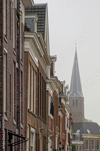 Häuserfront mit Kirche in Harlingen