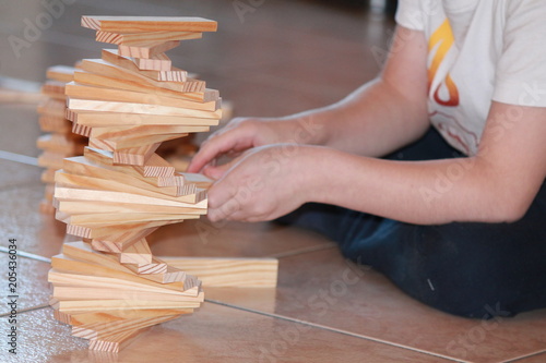Valokuva bambino che gioca con costruzioni di legno