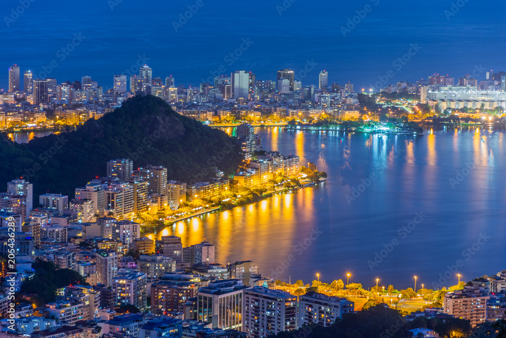 Fototapeta premium Widok na Pao de Acucar (Sugar Loaf Mountain) podczas pięknej pełni księżyca w Mirante Dona Marta (punkt widokowy Dona Marta), Rio de Janeiro, Brazylia