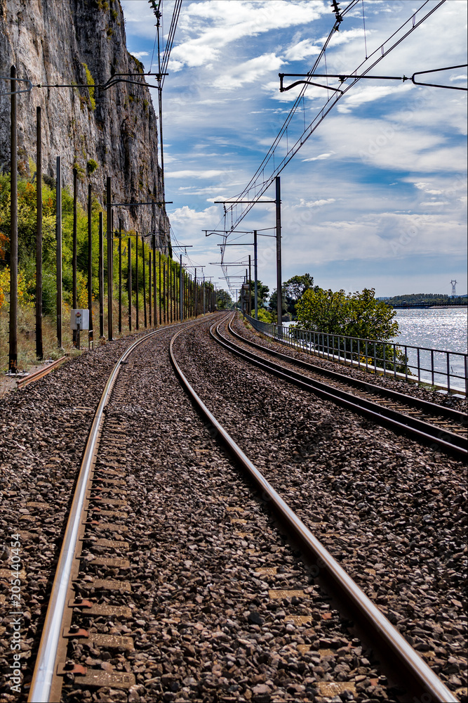 Fototapeta premium Chemin de fer vide en bord de fleuve
