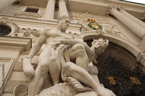 Statue zweier Männer in Wien
