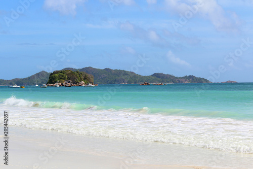 plage de sable blanc et eaux turquoise aux seychelles 