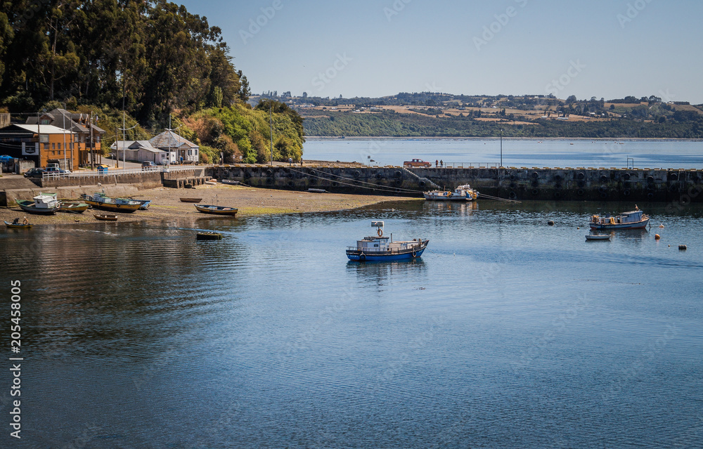Fototapeta premium Caleta de Chonchi y barquitos