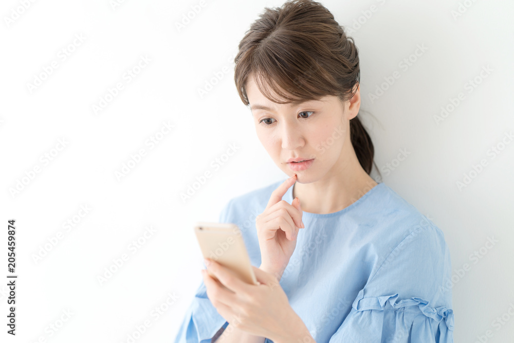 スマートフォン・悩む女性 スマートフォン・悩む女性