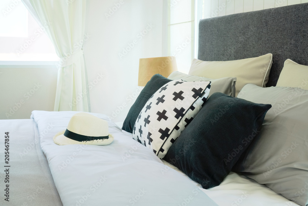 Obraz premium Hat on bed with pillows in stylish bedroom interior