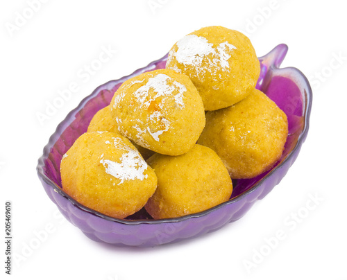 Ladoo De Coco De Alimentos Tradicionais Amarelos Tradicionais Da Índia, Com  Fundo Branco Imagem de Stock - Imagem de vegetariano, tradicional: 159022001