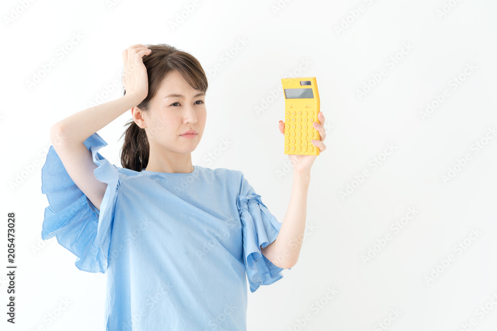 電卓を持つ女性 電卓を持つ女性