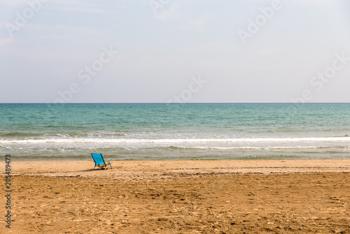 Einsamer Klappstuhl am Strand