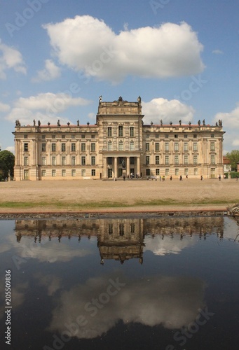 Schloss Ludwigslust; Blick über die Kaskade zur Stadtfassade