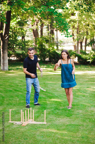 Guy and girl compete in the ring toss © nagaets