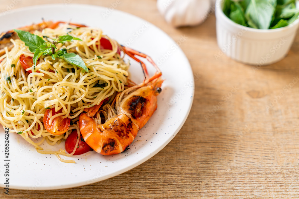 stir-fried spaghetti with grilled shrimps and tomatoes stir-fried spaghetti with grilled shrimps and tomatoes