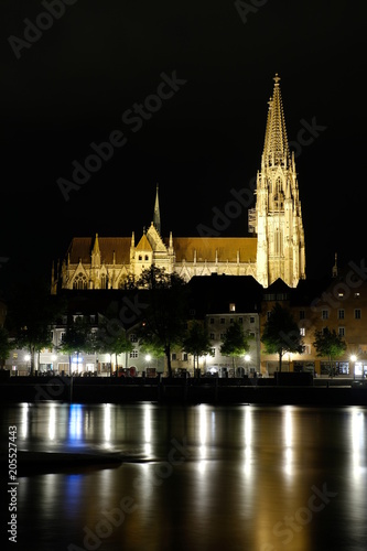 Regensburger Dom bei Nacht