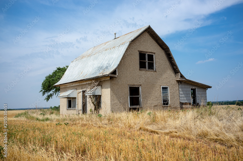 Obraz premium Old Farmhouse in Midest with tin roof