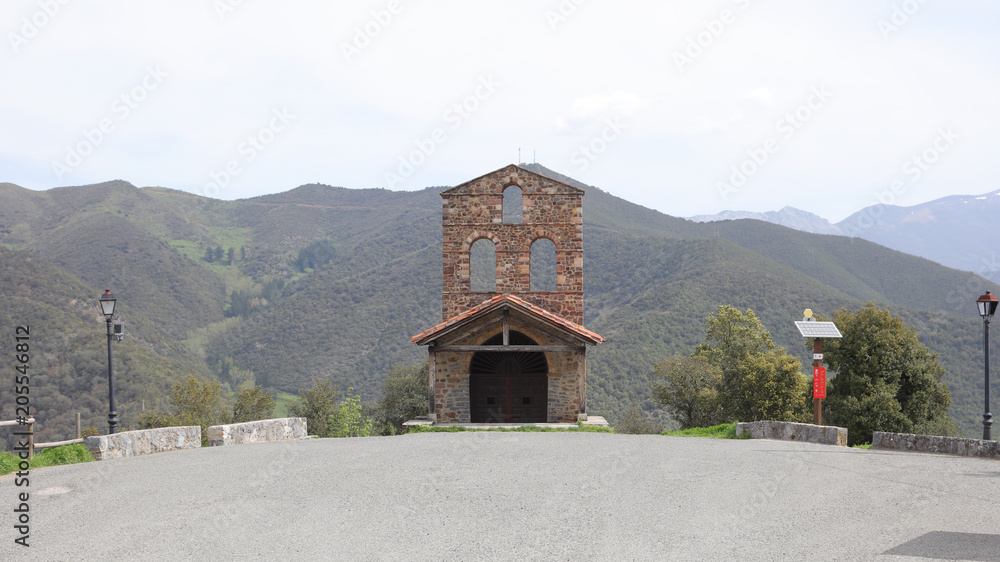 Obraz premium Ermita San Miguel, Santo Toribio de Liébana, Cantabria, España