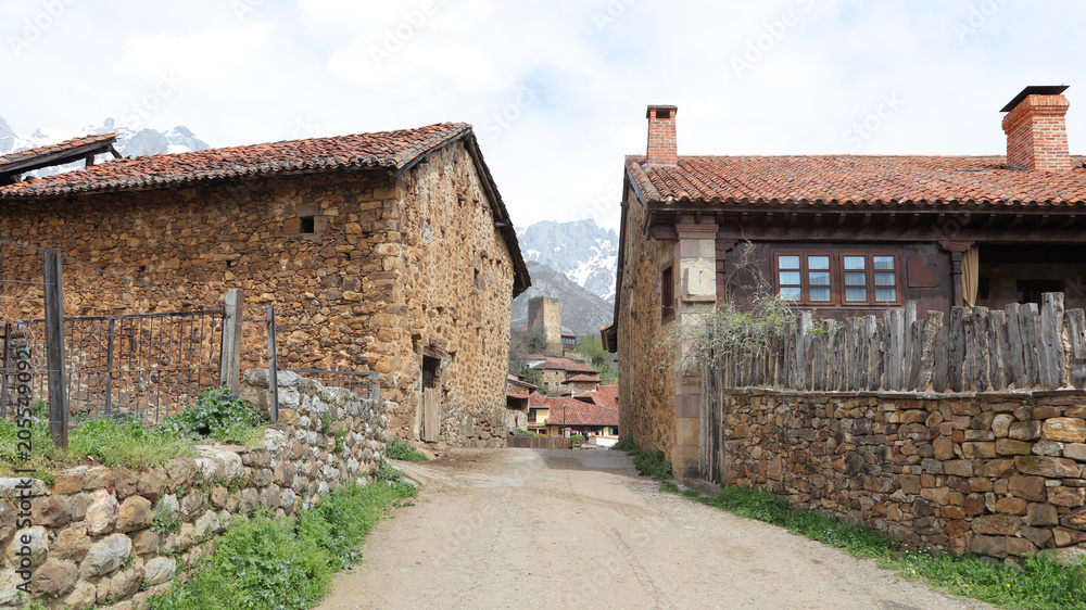 Torre Medieval de Mogrovejo en Cantabria, España Torre Medieval de Mogrovejo en Cantabria, España
