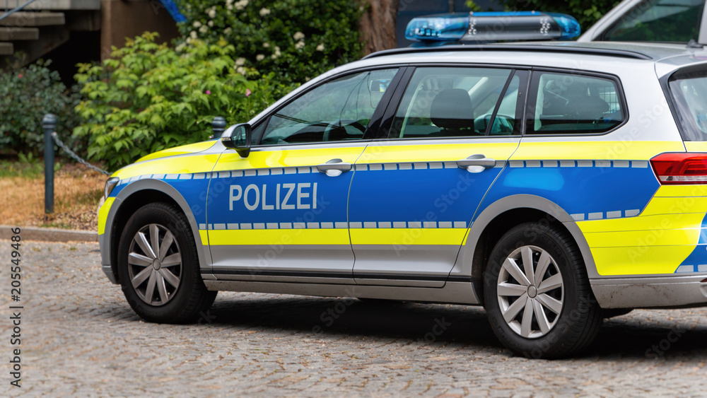 Photographie Deutsches Polizeiauto auf der Straße, Polizei ist das deutsche  Wort für Police