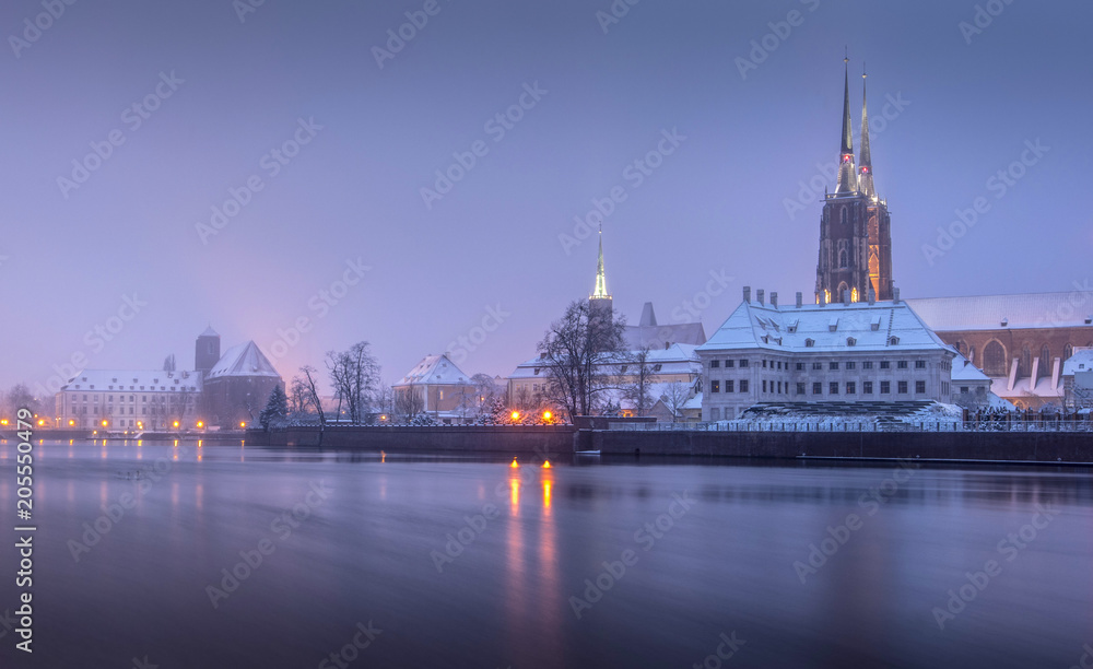 Zimowy, mglisty wieczór nad Odrą, widok na rzekę i katedrę św. Jana Chrzciciela - Wrocław, Polska