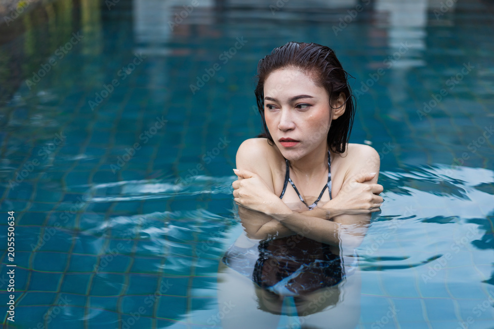 © geargodz - woman is swimming in a cold plunge pool