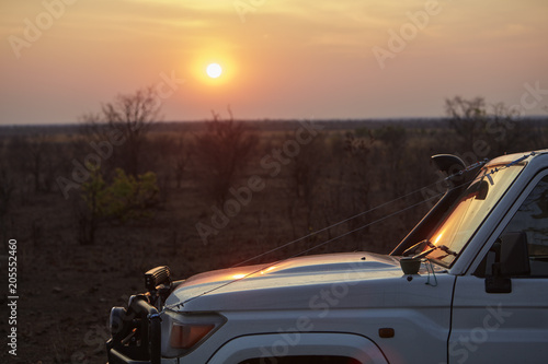 Gelaendewagen im Sonnenaufgang Botswana Namibia Simbabwe