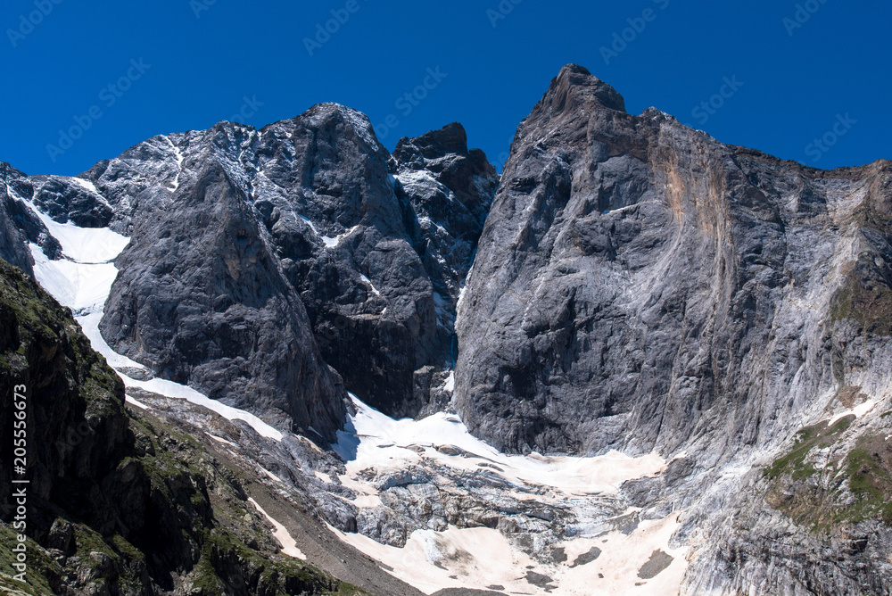 Le Vignemale et les Oulettes de Gaube dans le Parc National des Pyrénées Le Vignemale et les Oulettes de Gaube dans le Parc National des Pyrénées