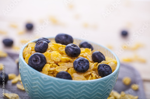 Śniadanie z płatkami i musli razem z mlekiem lub jogórtem z owocami 