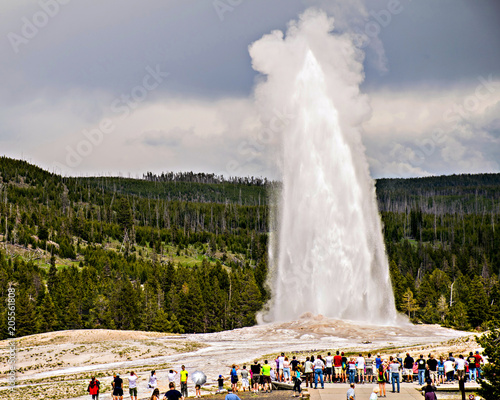 OLD FAITHFUL YELLOWSTONE NATIONAL PARK