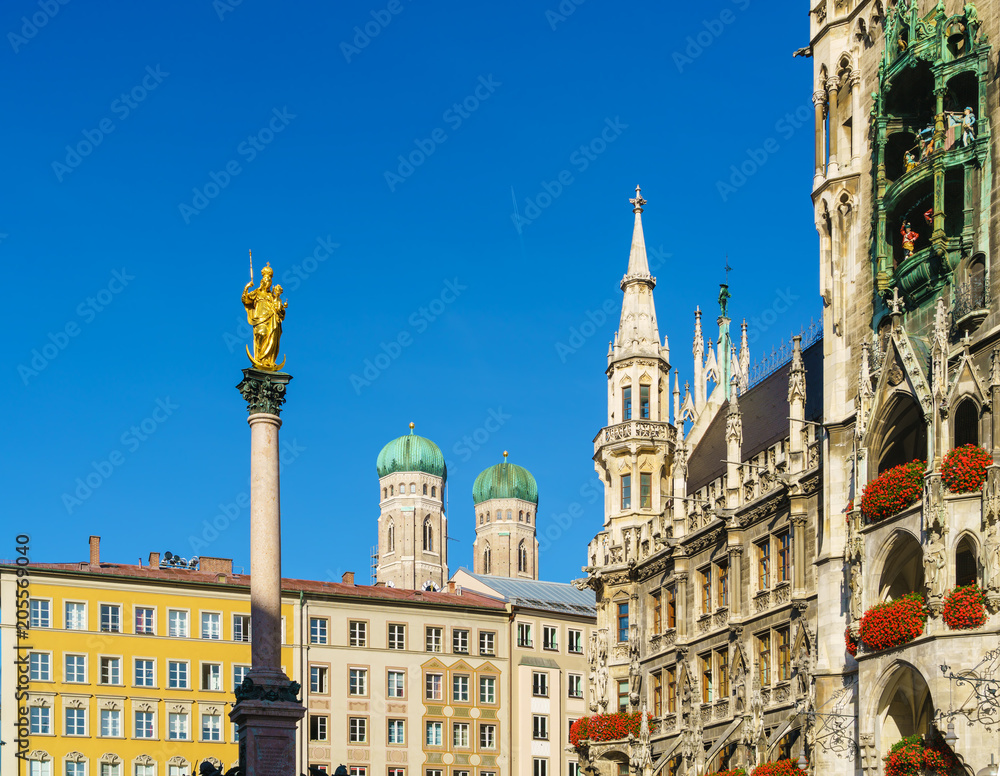 Fototapeta premium Kolumna maryjna (1639) lub Mariensaule z figurą Matki Boskiej na szczycie i Neues Rathaus, Monachium, Niemcy