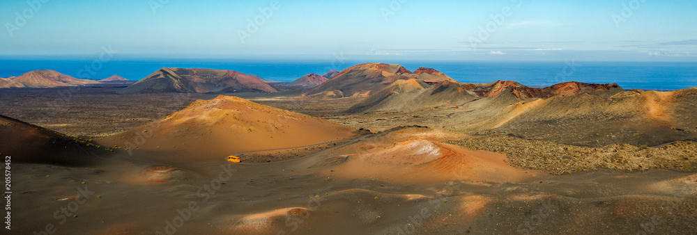 Lava Wüste vor dem Meer und einsamer Bus auf Kanarischer Insel im Nationalpark Timanfaya
