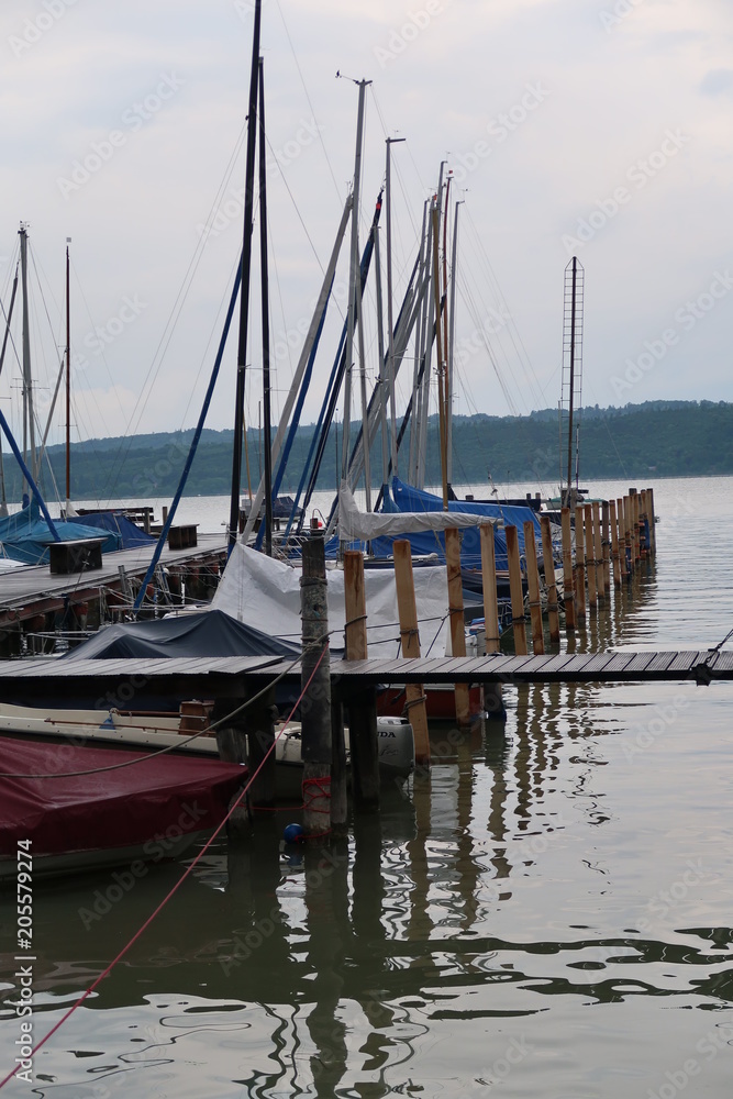 Boote bei Regen vor Anker im Hafen