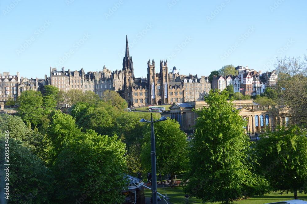 Obraz premium Edinburgh above Princes Street, viewed from restaurant window above shops