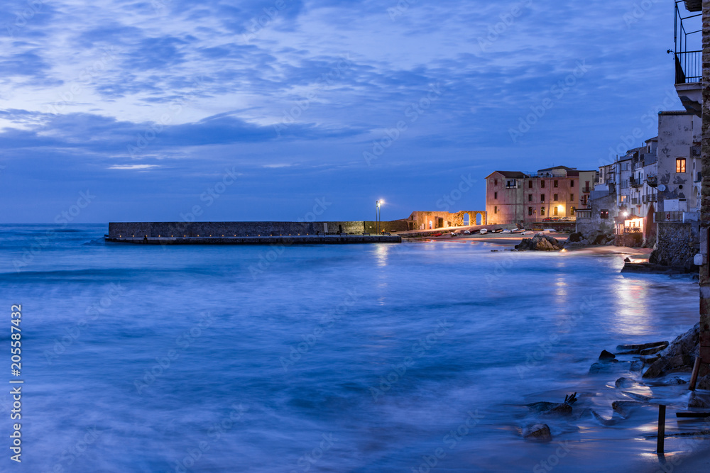 Il pittoresco borgo marinaro di Cefalù al calar della sera, Sicilia	