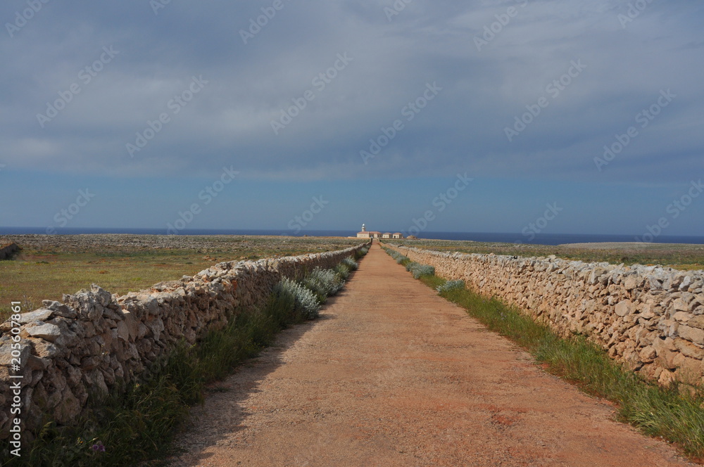 Lange gerade Straße auf spanischer Insel Menorca