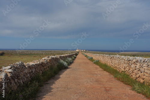 Lange gerade Stra  e auf spanischer Insel Menorca