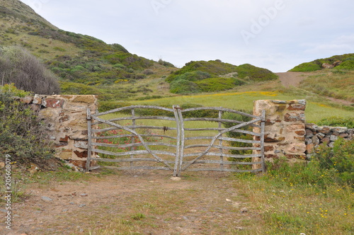 Gartentor aus Holz in einsamer Landschaft auf spanischer Insel Menorca