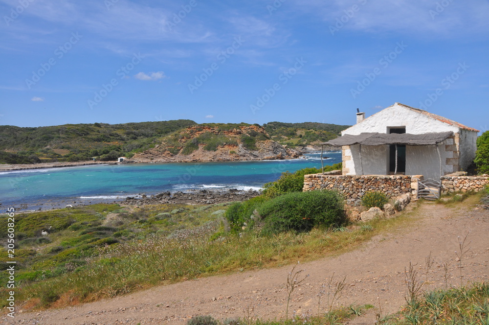 Einsame Hütte in Bucht auf spanischer Insel Menorca