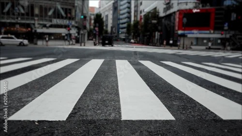 人気のない渋谷スクランブル交差点。外出自粛/緊急事態宣言イメージ