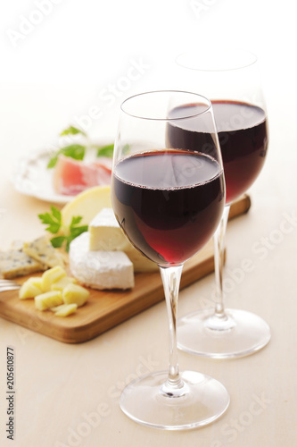 赤ワインとオードブル Red wine and cheese platter