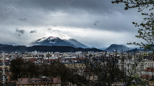 Grenoble vue depuis les pentes de la Bastille, sous un temps pluvieux