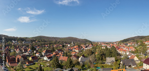 Stadtbild von Wernigerode als Panorama mit Gebirge