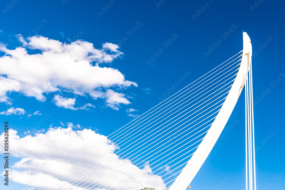 Obraz premium Mola mostów przed niebo i chmury