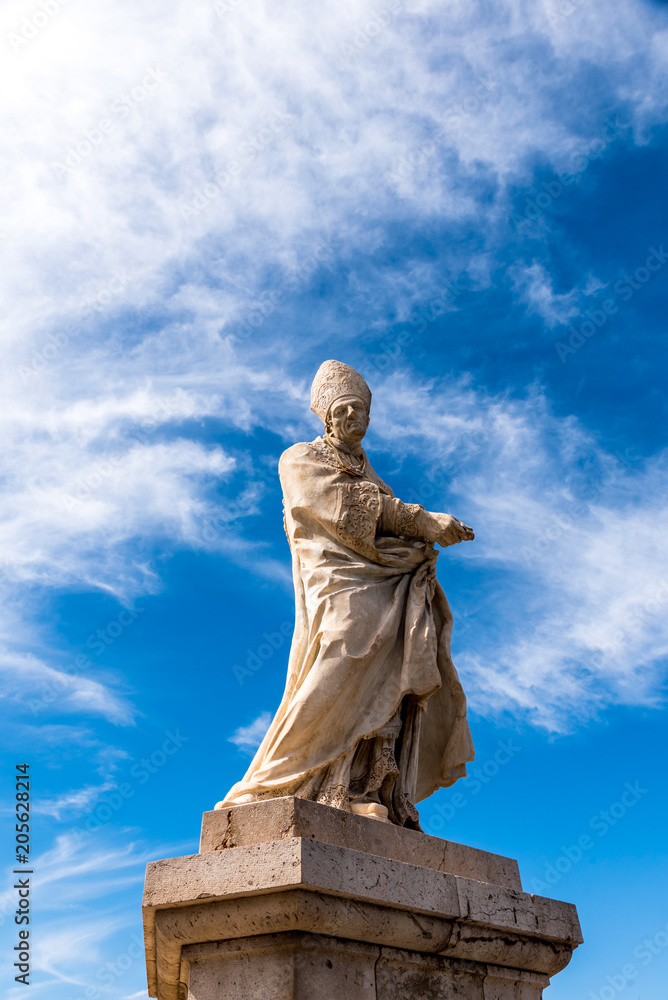 Statue vor Wolken und Himmel