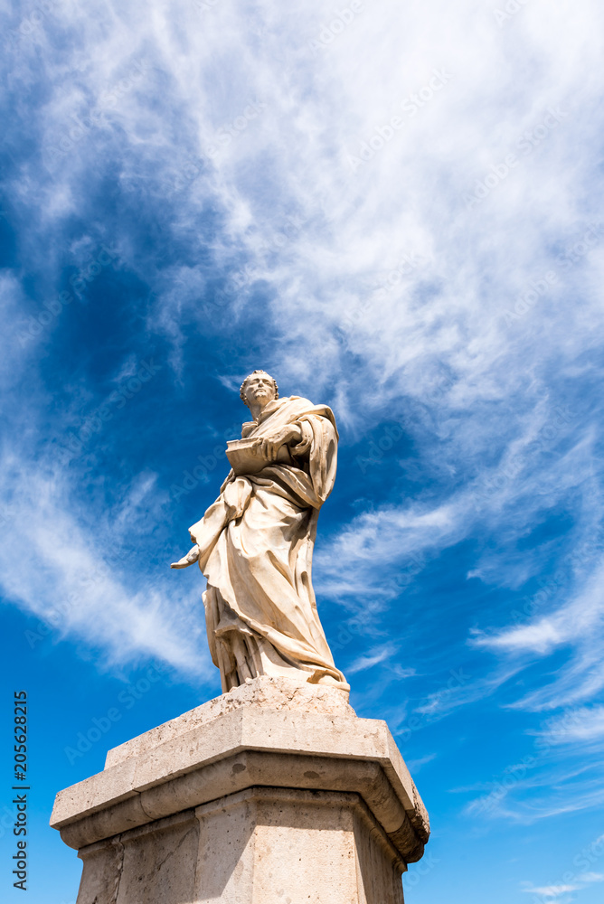 Fototapeta premium Statue vor Wolken und Himmel