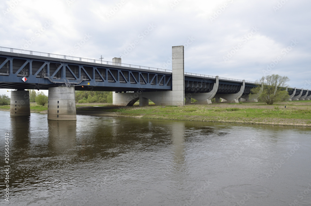Fototapeta premium Trogbrücke, Wasserstraßenkreuz bei Magdeburg