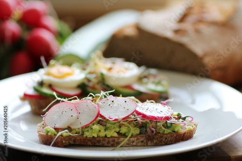 gesunde Sprossen auf Brot in der Küche
