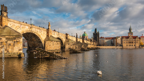 Prag an der Moldau mit Karlsbrücke und Dom in Tschechin © Gunar