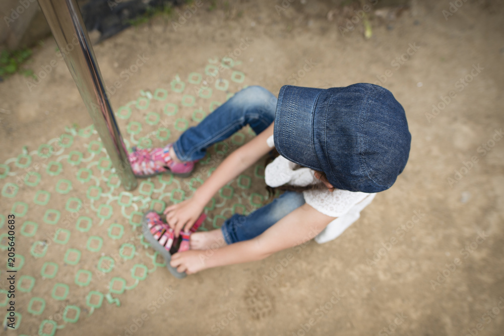 公園で遊ぶ女の子