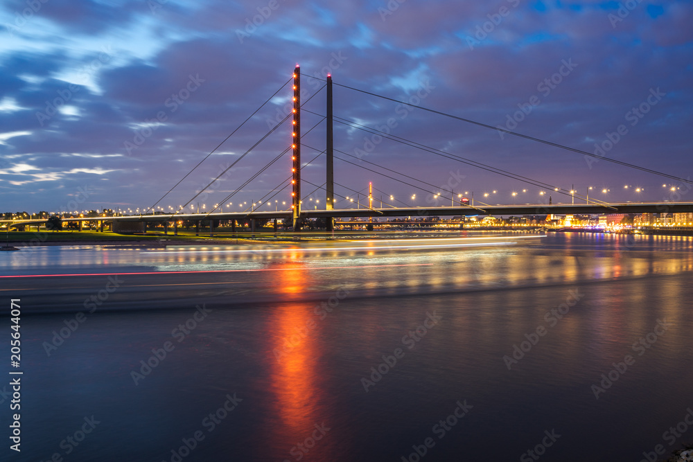 Rheinkniebrücke beleuchtet