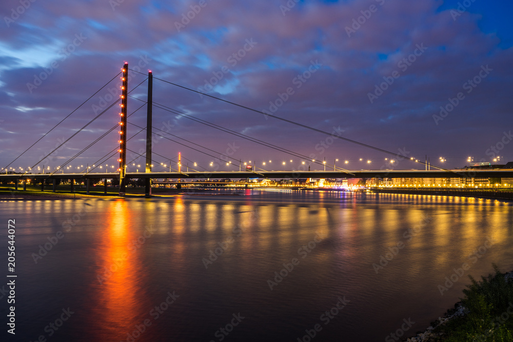 Rheinkniebrücke beleuchtet