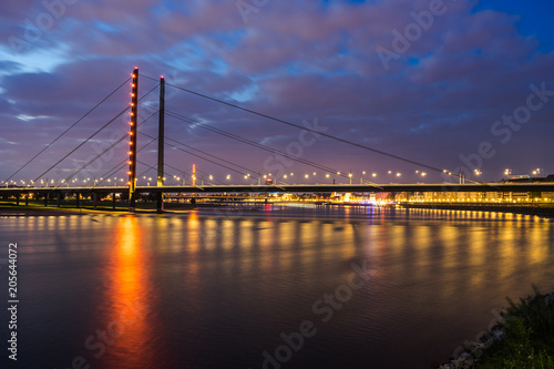 Fototapeta Naklejka Na Ścianę i Meble -  Rheinkniebrücke beleuchtet